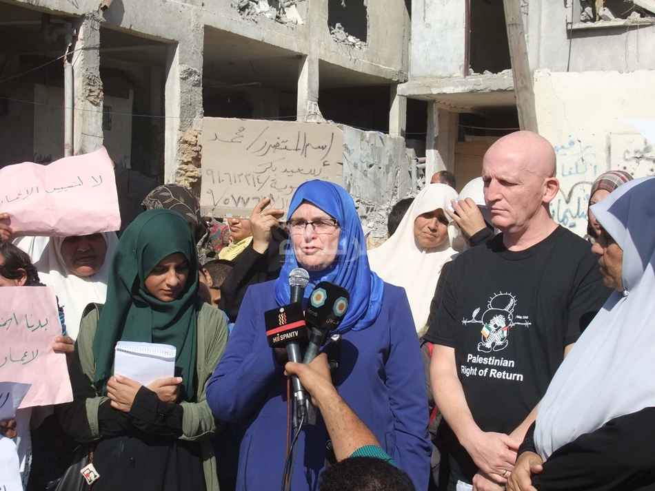 خلال كلمة المتضامنة "هدى جولي" امام البيوت المهدمة في بيت حانون