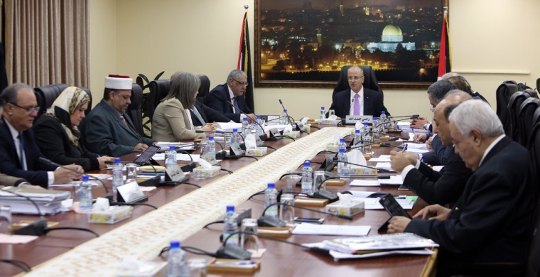 الحكومة تستنكر احتجاز الاحتلال لنصف مليون شيقل