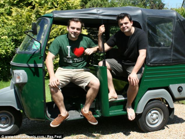 المعلمان البريطانيان خلال رحلتهما