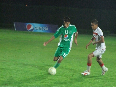 سالم وادي يحاول التسديد على مرمى الحوانين