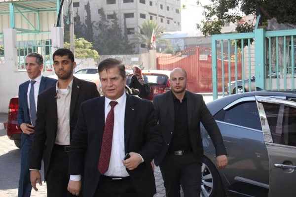 وزير الصحة يقرر إعادة 550 موظفا "مستنكفا" بالقطاع