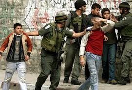 الاحتلال يعتقل فتية فلسطينيين (أرشيف)