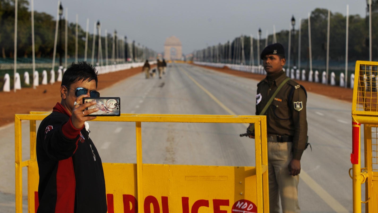 أحد الهنود يلتقط صورة سيلفي (أرشيفية)