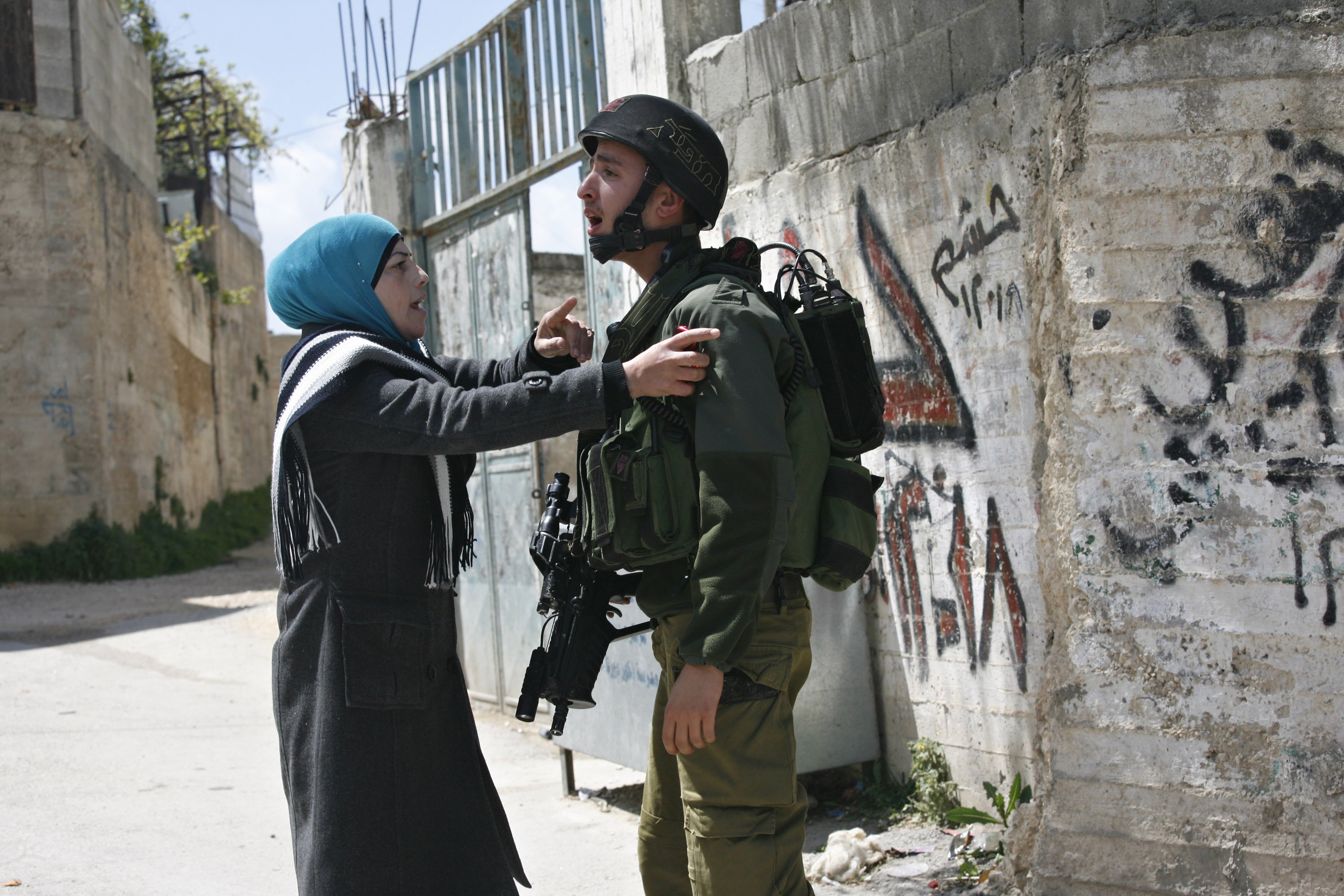 أحد جنود الاحتلال يعتقل مواطنة من الضفة "أرشيف"