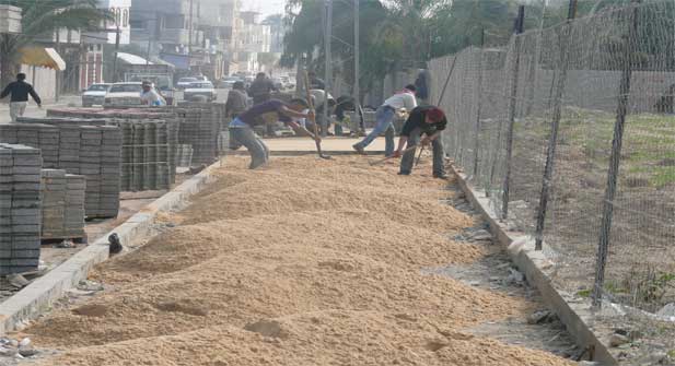 ترميم شارع في غزة (أرشيف)