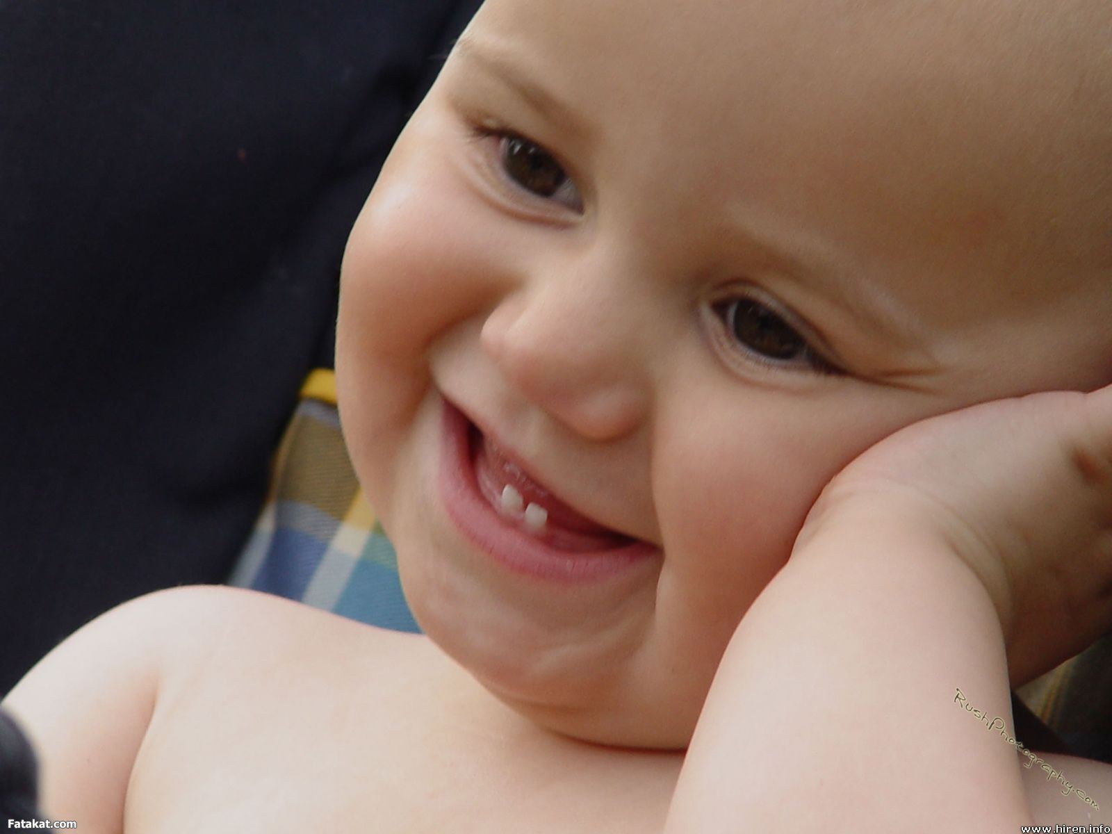 "اضحك تضحك لك الدنيا"