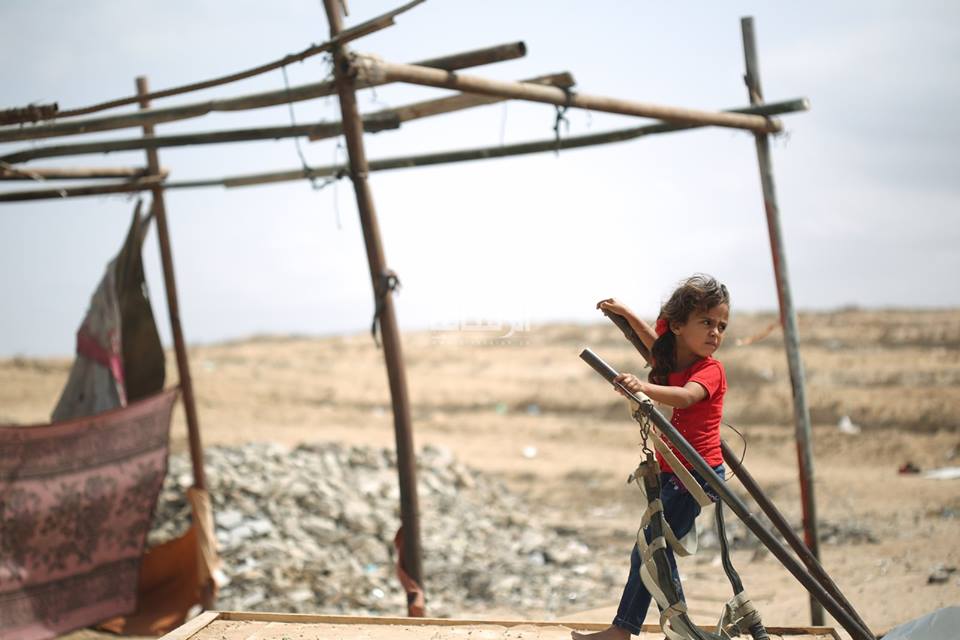 العيد فوق ركام البيوت المدمرة