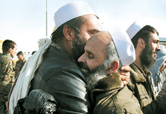 سجناء طالبان لحظة الافراج عنهم 