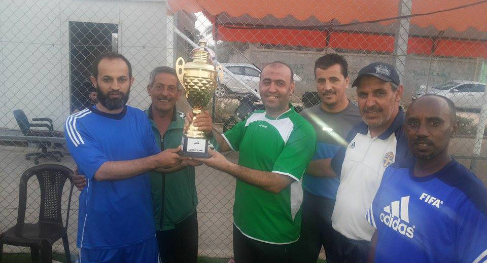 لحظة تتويج الصداقة بالكأس
