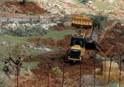 جرافات الاحتلال تهدم مزرعة في الخليل (أرشيف)