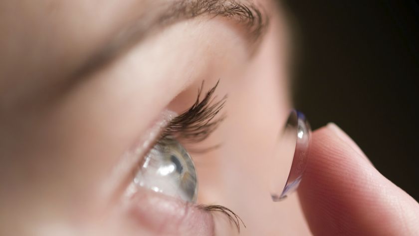احذر السباحة أو النوم بالعدسات اللاصقة!