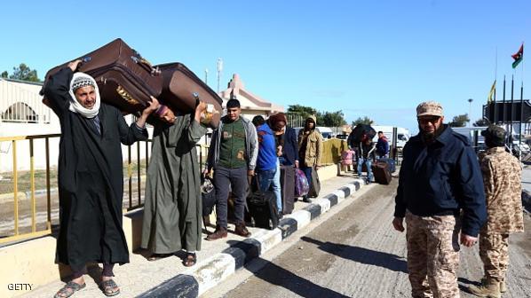 صورة للمواطنين المصرين على الحدود الليبية المصرية