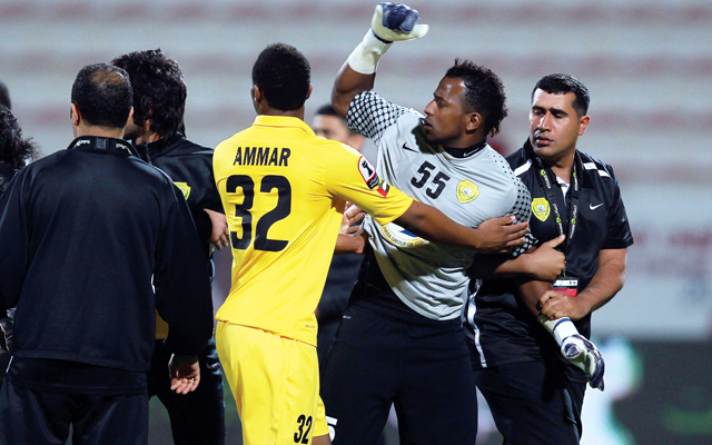 حارس الوصل "ينطح" لاعب على طريقة زيدان