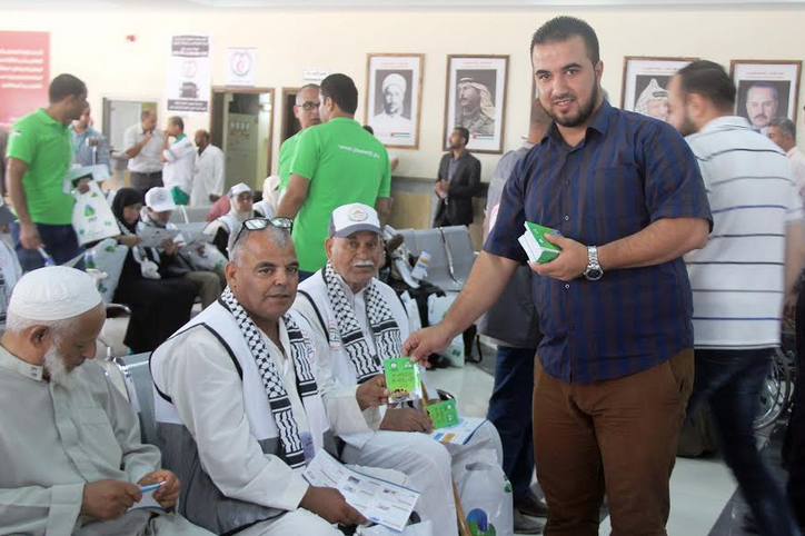 توزيع كتيب دليل الناسك لأيسر المناسك على حجاج غزة