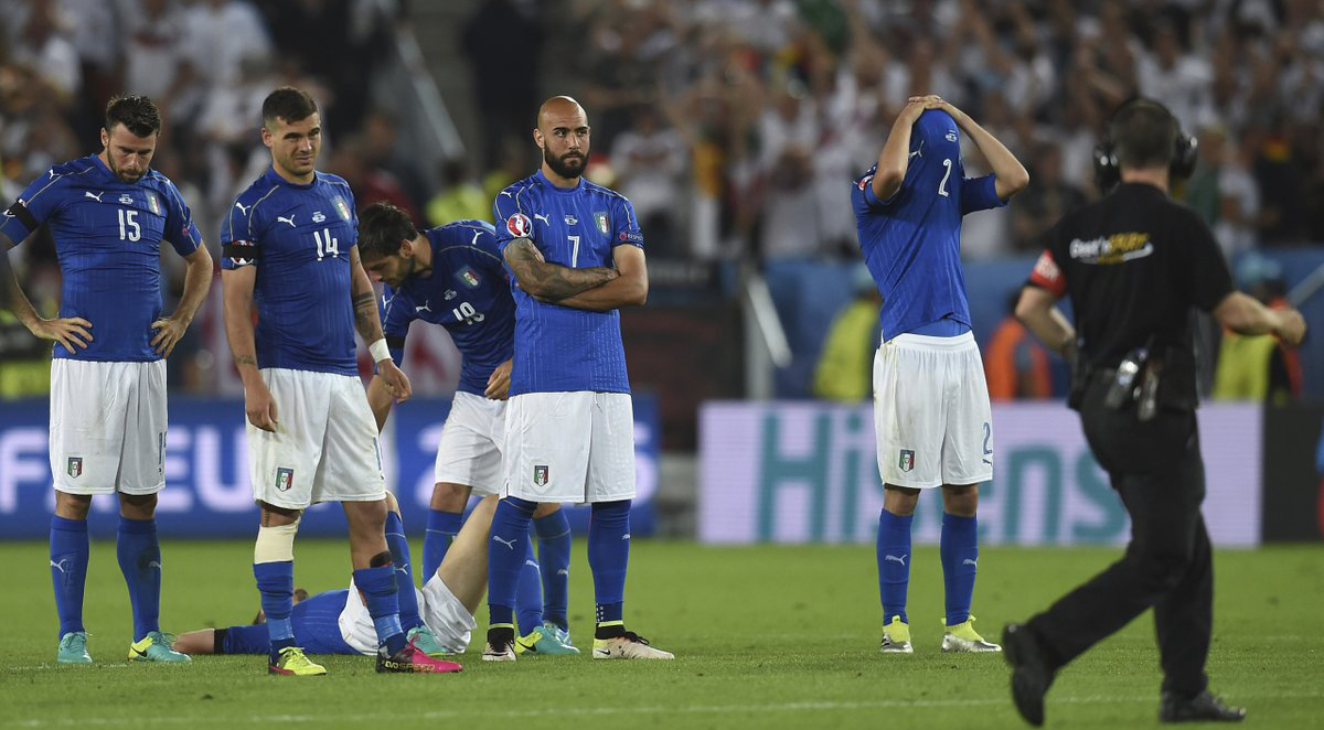 حزن لاعبي إيطاليا بالخسارة