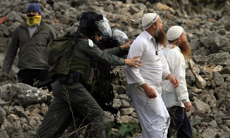 مستوطون يعتدون على الفلسطينيين
