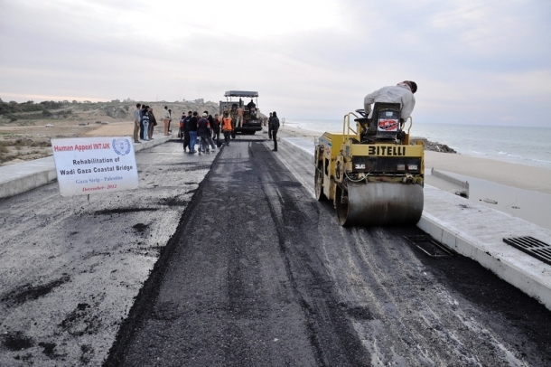 جانب من عملية صيانة الجسر