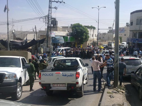 خلال محاصرة الطلاب