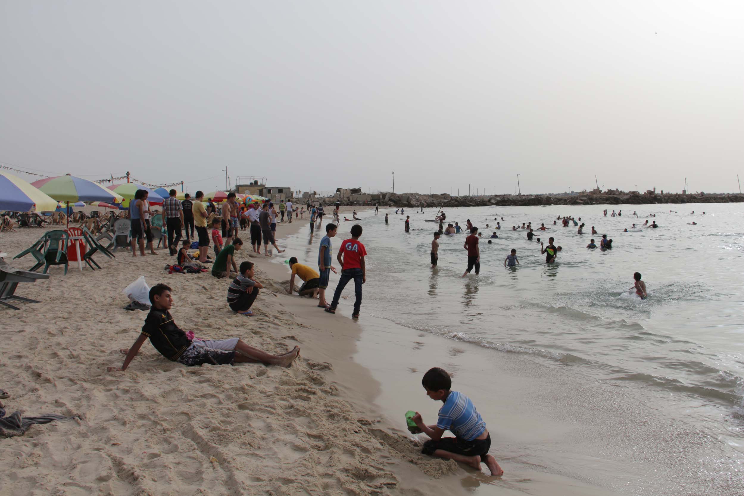 سكان غزة يهربون من الكهرباء والحر إلى هواء البحر