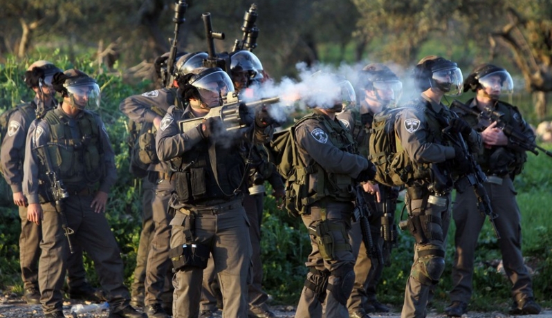 جنود الاحتلال يطلقون قنابل الغاز "أرشيفية"