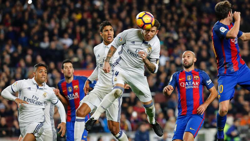 جانب من مباراة كلاسيكو سابقة بين الريال وبرشلونة