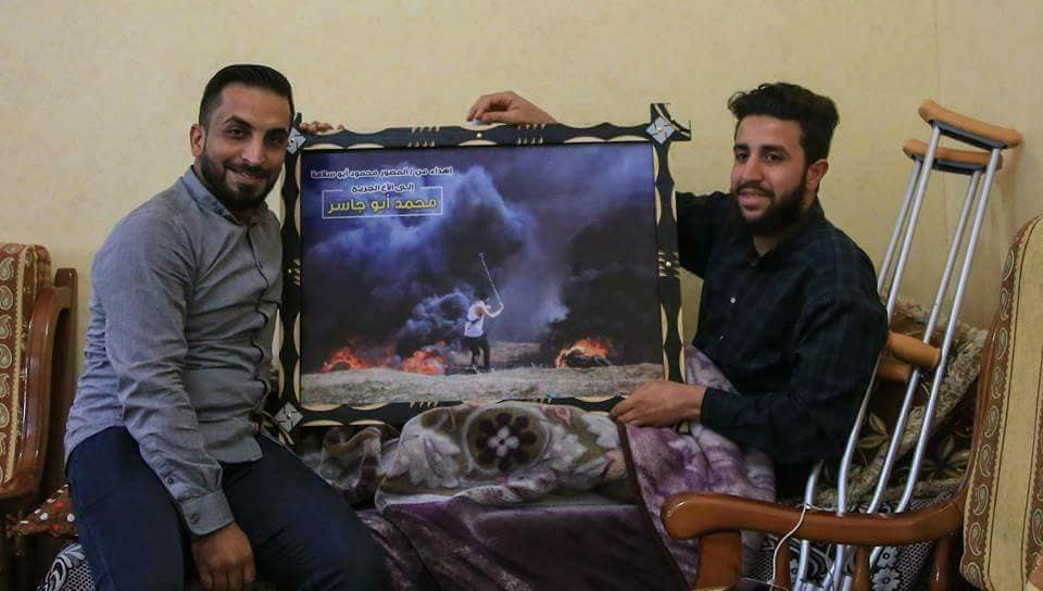 مصور المخيم "أبو سلامة" يهدى الثائرين "برواز الجريح"