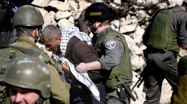 الاحتلال يعتقل مواطناً (أرشيف)