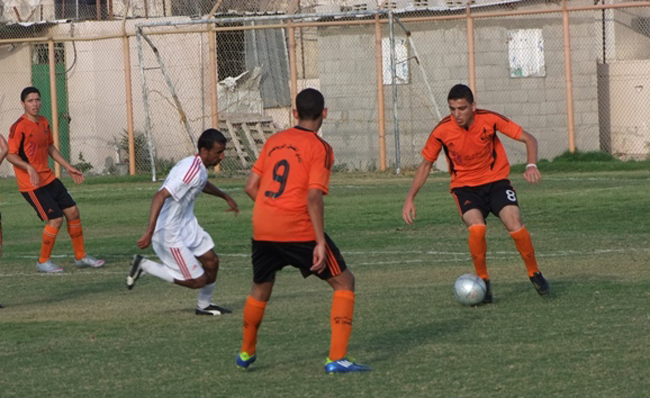 إحدى مباريات المشتل السابقة بالزي البرتقالي