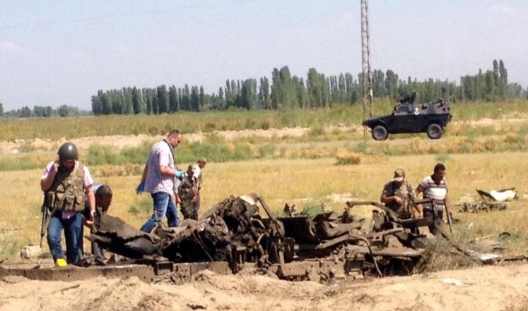 جنود أتراك يتفقدون موقع تفجير بمدينة إغدير شرقي البلاد قتل فيه 12 جنديا بحسب مصادر إعلامية