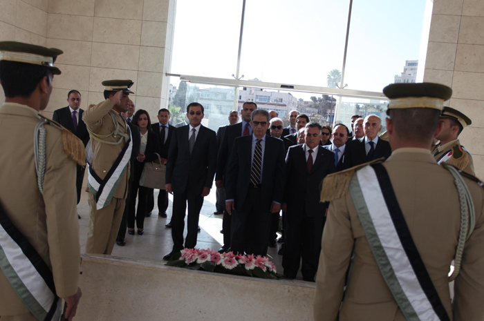 عمرو موسى يزور ضريح عرفات برام الله