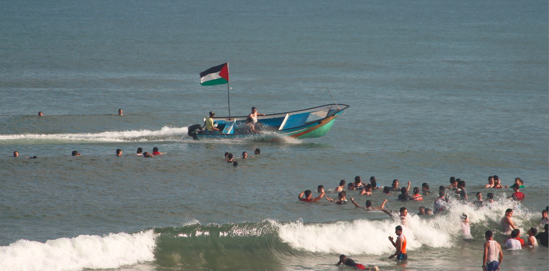 مركب لتحميل المصطافين يبحر بسرعة فائقة بين المواطنين