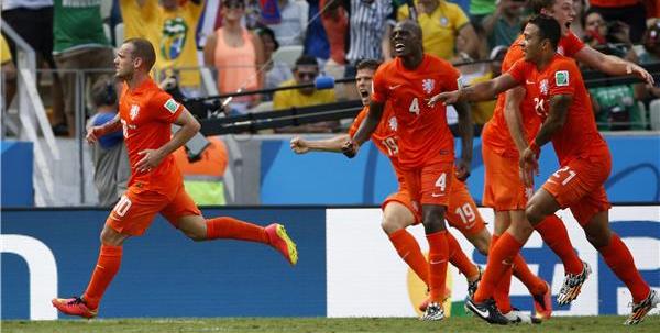 فرحة لاعبي هولندا بهدف التعادل لشنايدر