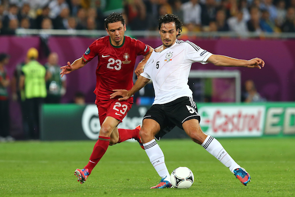 المدافع الألماني هولمز "يمينا"