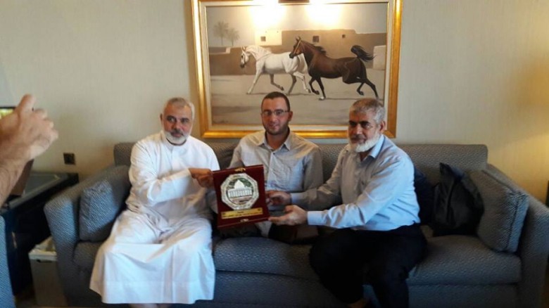 هنية يستقبل الجريح "السوافيري" بالدوحة