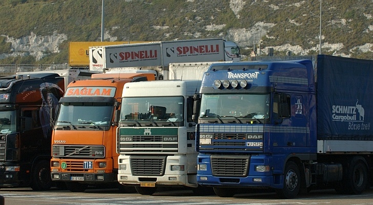 إدخال 390 شاحنة عبر "أبو سالم" اليوم