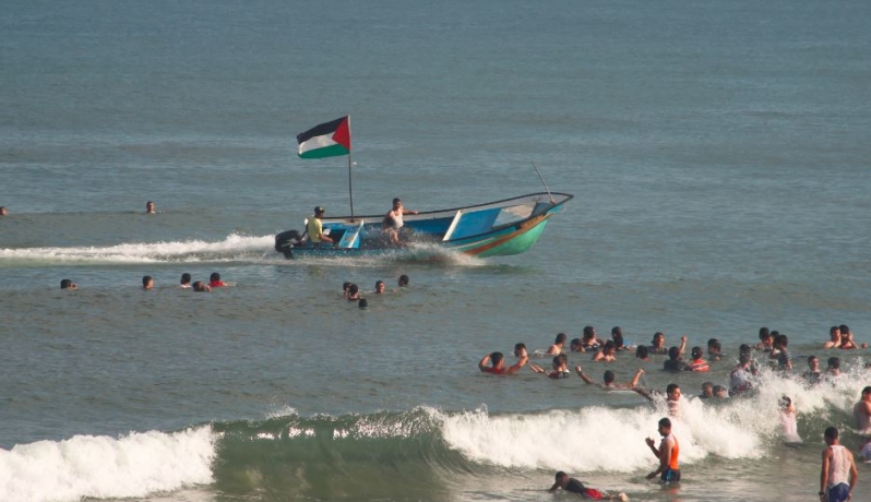 مركب يسير بسرعة فائقة قرب المصطادفين ببحر غزة 