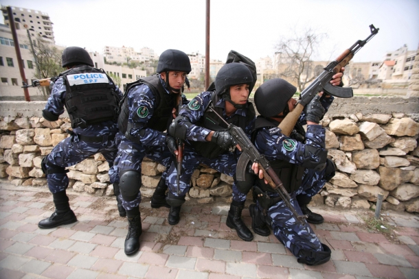 أجهزة أمن السلطة خلال إحدى المداهمات