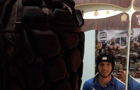 الأشرم يرتدي خوذة تشيك