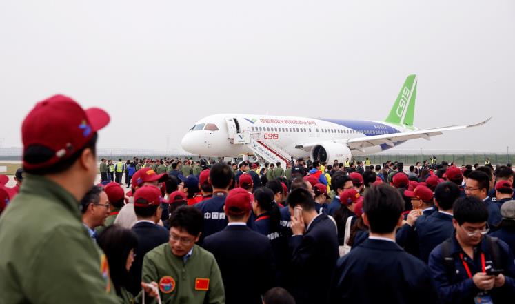 احتفال بمطار بودونغ الدولي في شنغهاي بإقلاع طائرة ركاب من طراز "سي 919" من إنتاج الصين