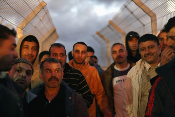 تخصيص حافلات للعمال الفلسطينيين في "إسرائيل"