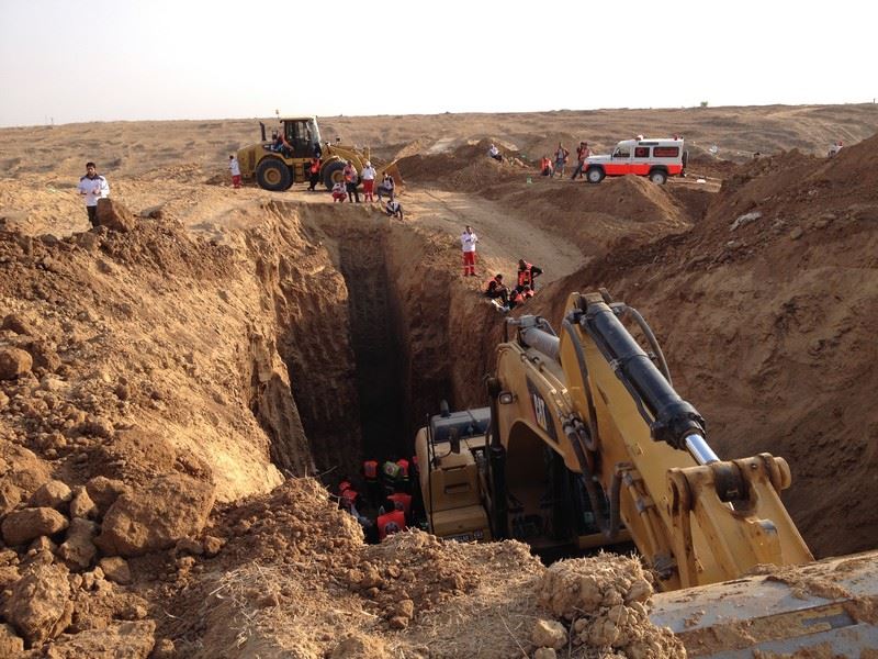 البحث عن الشهداء في نفق خانوينس(أرشيف)