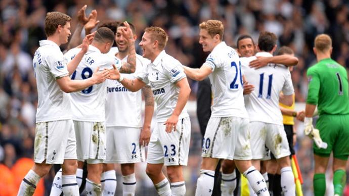 فرحة لاعبي توتنهام بالفوز