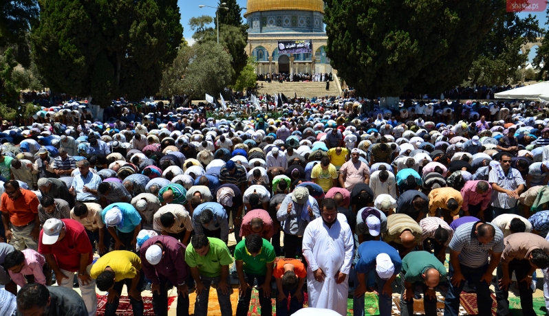 مواطنون يؤدون صلاة الجمعة في الأقصى
