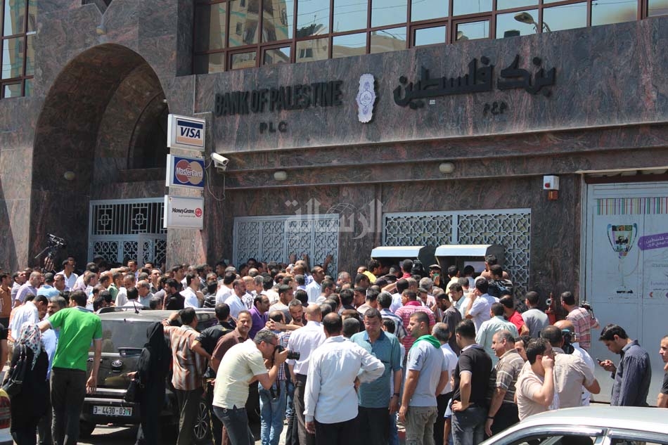 جانب  من تقاضي الموظفين لرواتبهم في غزة