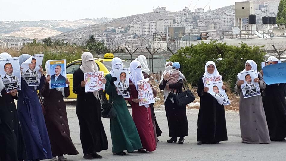 جانب من الوقفة امام سجن جنيد في نابلس